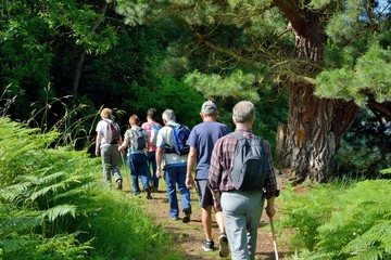 groupe de randonneurs sur le circuit de la vallée du trieux en bretagne