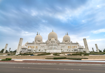 Wall Mural - Sheikh Zayed Grand Mosque viewed from 5th street in Abu-Dhabi, UAE