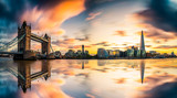 Fototapeta Londyn - Sunset panorama of Tower Bridge and blurry sky 