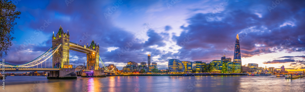 Tower Bridge  panorama at blue hour - obrazy, fototapety, plakaty 