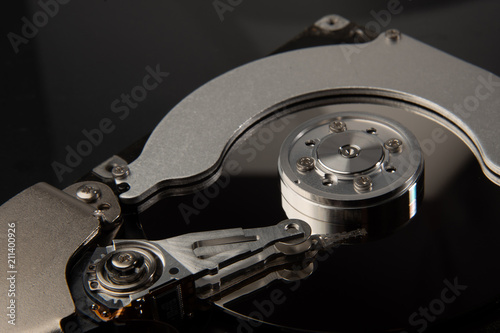 Fotografia inside of hard disc or PC disc drive, close up or macro photography of hard driv