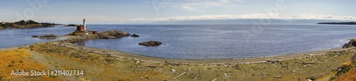 Fotografía Wide Panoramic Landscape Scenic View of Isolated Fisgard Lighthouse and Distant