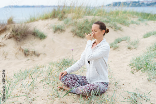 Fotografía Young girl performs morning breathing practices of pranayama Nadi Shodhana on th