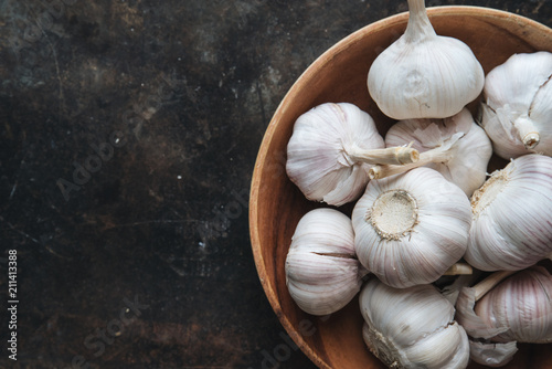Fotomural Garlic bulb with rustic background