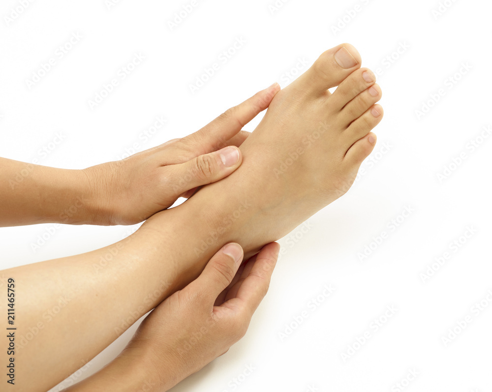 Junge Frau bei der Fußpflege