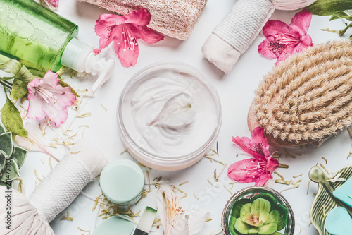 Fotografía Skin cream with flowers petals and others body care cosmetic products and access