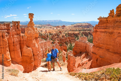 Cuadros en Lienzo People enjoying summer hiking trip standing next to famous Thor's Hammer hoodoo