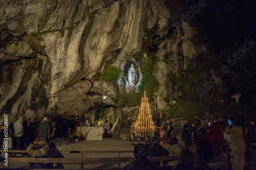 Cuadros en Lienzo peregrinos ante la cueva del Santuario de Lourdes en Francia