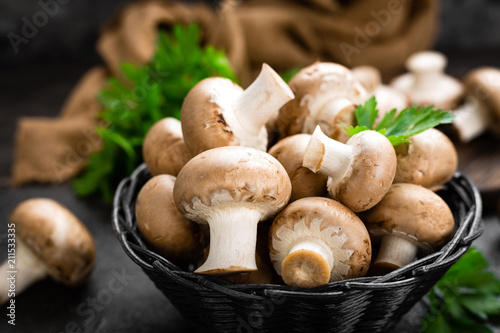 Fotografía Mushrooms. Fresh mushrooms in basket