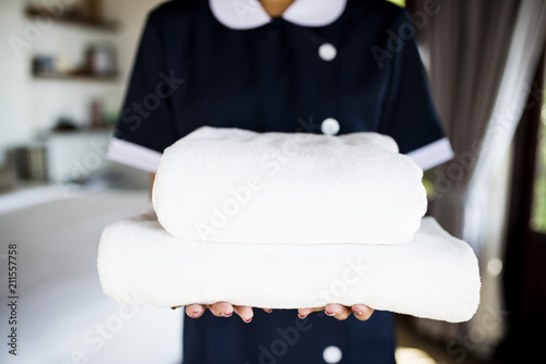 Fotomural Housekeeper handing a new set of towels