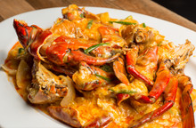 Stir-Fried Sea Crab With Curry Powder Sauce, Milk And Eggs. A Popular Thai-Chinese Seafood