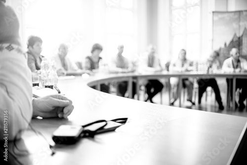 Photographie People at a round table discuss different issues