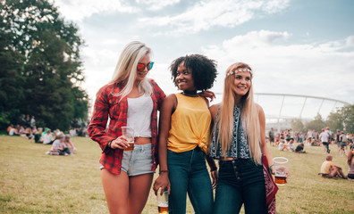 Wall Mural - Group of friends with beer in hands at summer music festival outdoor