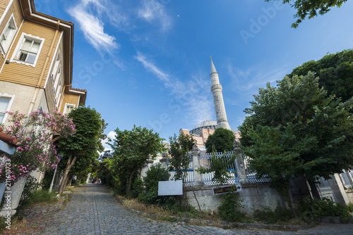 Zdjęcie XXL Ulica Zimnej Fontanny lub Sogukcesme Sokagi to mała ulica z zabytkowymi drewnianymi domami w osmańskim stylu. Muzeum Hagia Sophia i meczetowa ulica wybrukowana kamieniem