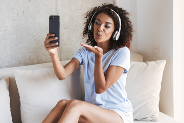 Canvas Print - Lovely african woman in headphones