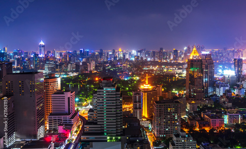 Fotografía night metropolis cityscape with lighting up and skyline
