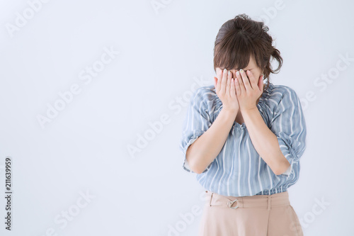 顔を覆う女性 Adobe Stock でこのストック画像を購入して 類似の画像をさらに検索 Adobe Stock 顔を覆う女性 Adobe Stock でこのストック画像を購入して 類似の画像をさらに検索 Adobe Stock