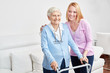 Familie macht häusliche Pflege bei Seniorin
