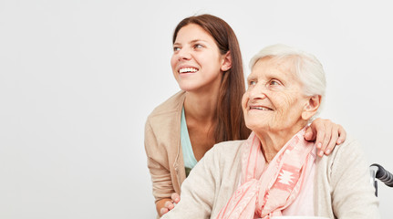 Sticker - Frau und Seniorin schauen lächelnd in die Zukunft