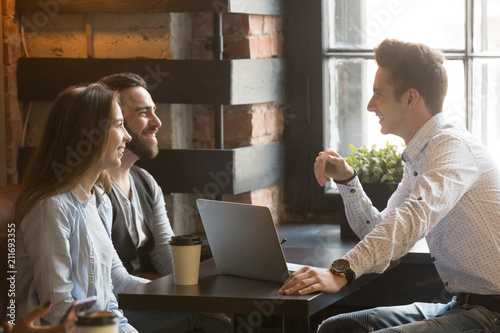 Fotomural Male architect talking to smiling millennial couple, consulting on housing proje