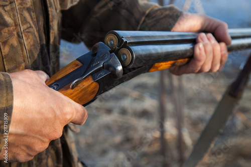 Fotografía Hunter loading a double-barreled gun