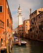 Torre torta e edificios em veneza, Italia