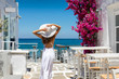 Attraktive Frau in weißem Kleid läuft durch die typisch, weißen Gassen der Kykladen Insel Paros, Naousa, Griechenland