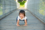 Fototapeta  - つり橋を渡る子供
