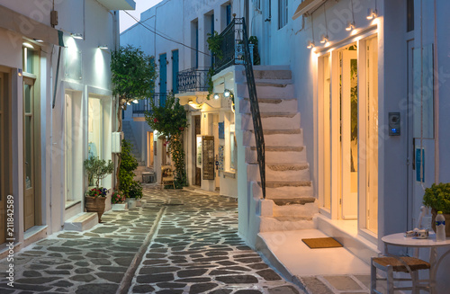 Fotografía Touristic narrow street with souvenirs shops in the evening