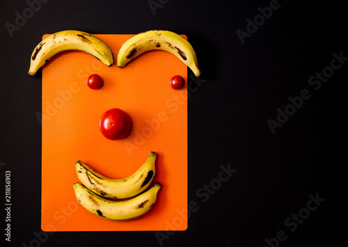 Fotografía expresión hecha con frutas en un fondo negro