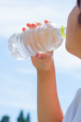  A woman or a girl who drinks water. Image of hydration, health, beauty, sports etc.   女性または女の子が水を飲む。　水分摂取、健康、美容、スポーツなどのイメージ