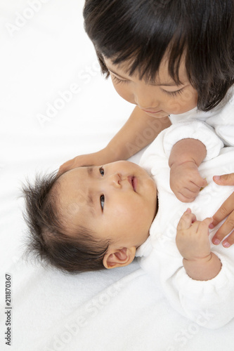 新生児の妹の顔を覗き込む3歳の幼い姉 家族 姉妹 愛情 姉妹愛イメージ Stock Photo Adobe Stock 新生児の妹の顔を覗き込む3歳の幼い姉 家族 姉妹 愛情 姉妹愛イメージ Stock Photo Adobe Stock