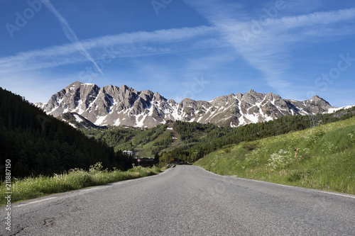 Fotografie, Obraz road and snow capped mountains in parc mercantour neaqr col de vars in the frenc