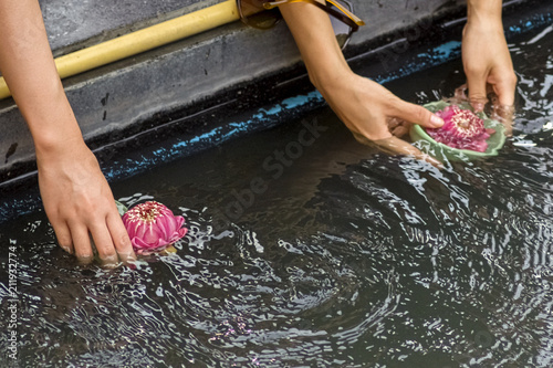 Photo Bangkok, Thailand, Erawan Museum offerings of lotus flowers and coins are deposi
