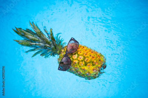 Fotografía Pineapple with sunglasses in the pool, holiday feeling