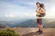 Backpacker mit Ausblick über  tropische Berglandschaft