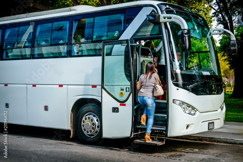 Cuadros en Lienzo transport, tourism, road trip and people concept - passenger boarding to travel