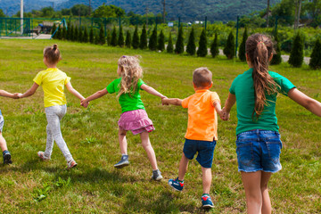 Canvas Print - Group of children in colorful t-shirts on their holidays