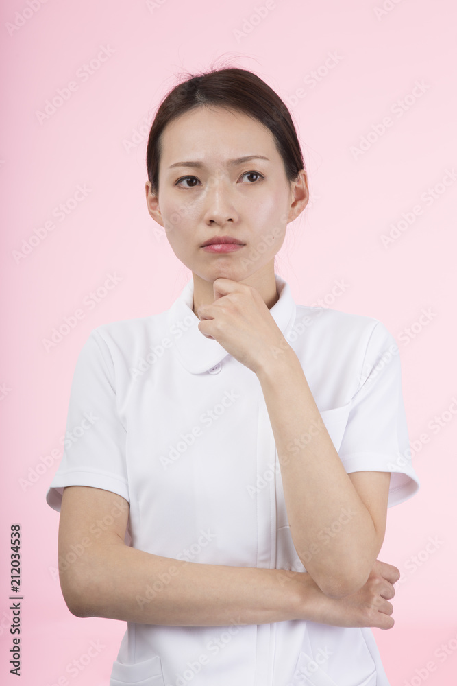 顎に手を当てる白衣を着た女性 Stock Gamesageddon