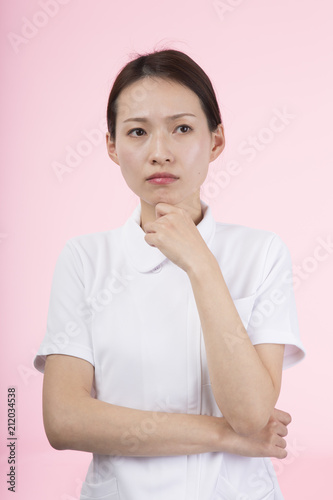 顎に手を当てる白衣を着た女性 Stock Photo Adobe Stock 顎に手を当てる白衣を着た女性 Stock Photo Adobe Stock