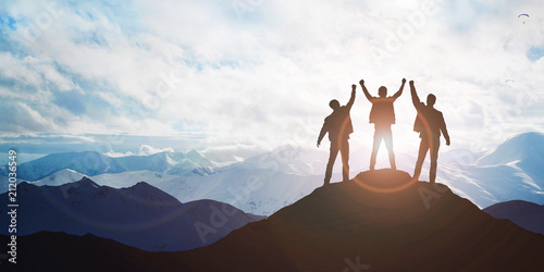 Fotografía Silhouette of the team on the peak of mountain