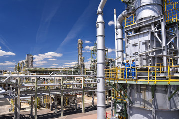 Industrial worker in a chemical factory - production of fuel in a refinery - buildings, facilities and workers // Industriearbeiter in einer Chemiefabrik - Herstellung von Benzin in einer Raffinerie