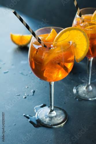 Fotografía Classic italian aperol spritz cocktail on dark.