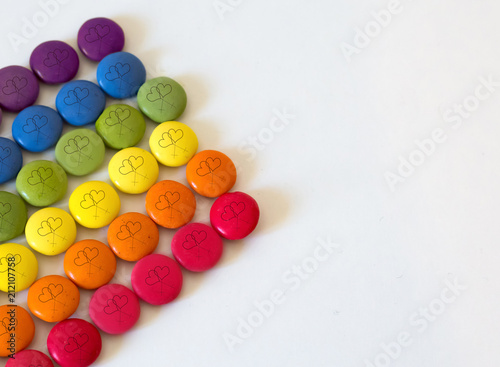 Fotografía rainbow color chocolates with lesbian symbol drawn