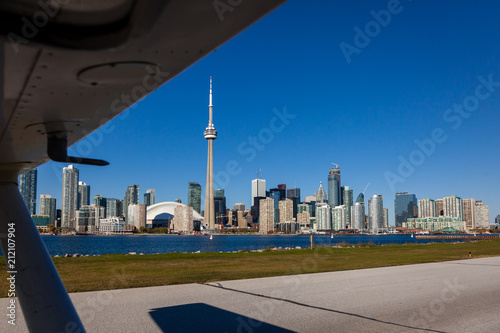 Plakat Widok z lekkiego samolotu startującego z lotniska Toronto Island.