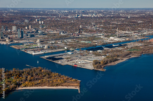 Plakat Widok z lotu ptaka na port w Toronto i na Wyspę Ward.