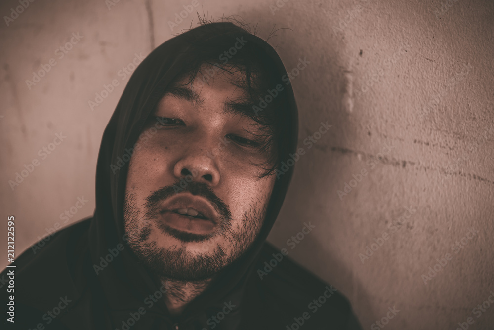 Asian men are drug addicts to inject heroin into their veins themselves ...