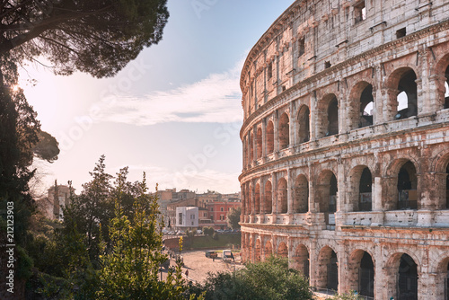 Zdjęcie XXL Rzym, Koloseum o świcie, drzewa po prawej stronie