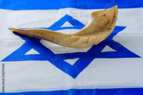 Fotografía Shofar horn on Israel flag