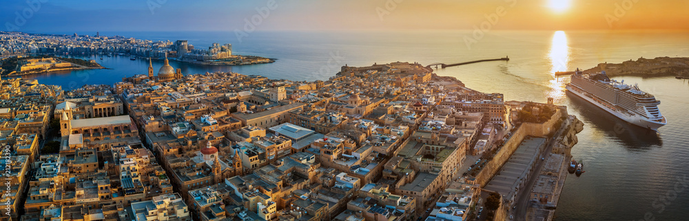 Obraz na płótnie Valletta, Malta - Aerial panoramic view of Valletta with Mount Carmel church, St.Paul's and St.John's Cathedral, Manoel Island, Fort Manoel, Sliema and cruise ship entering Grand Harbor at sunrise w salonie